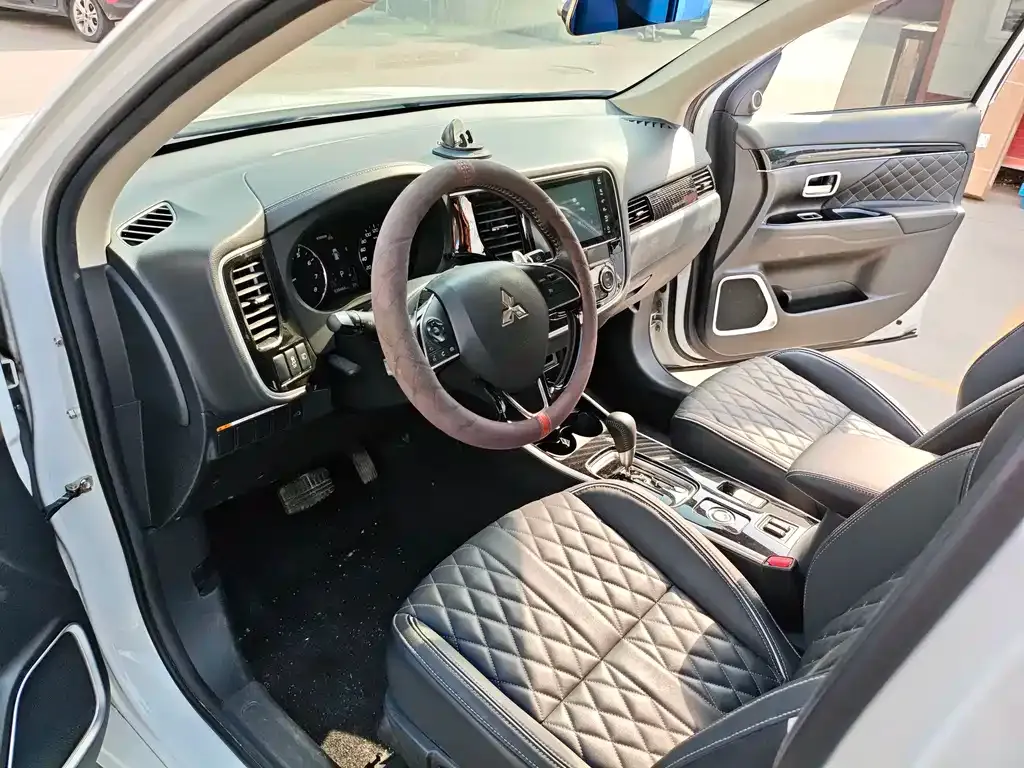 Mitsubishi Outlander — фото 10
