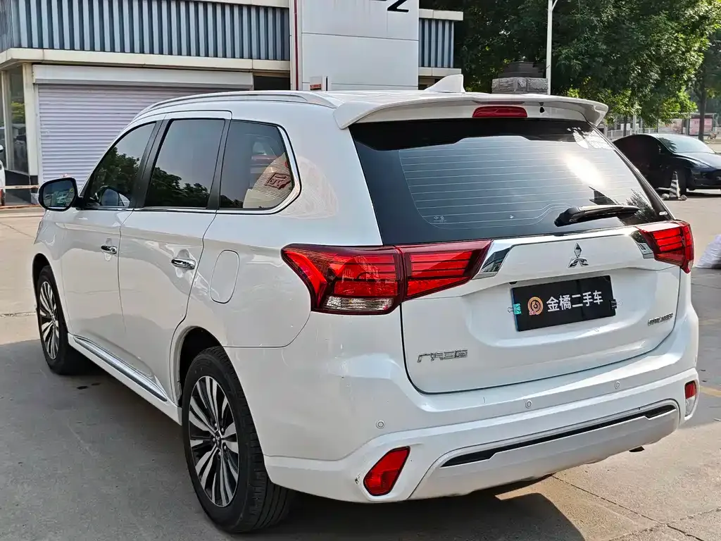 Mitsubishi Outlander — фото 4