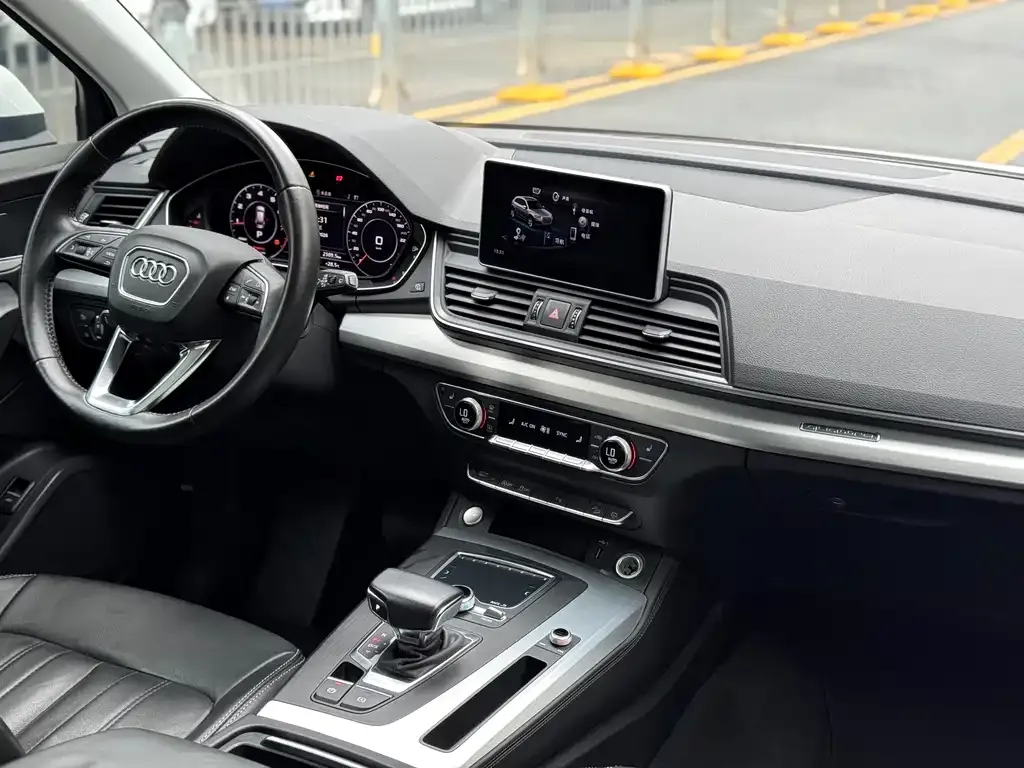 Audi Q5L — фото 10