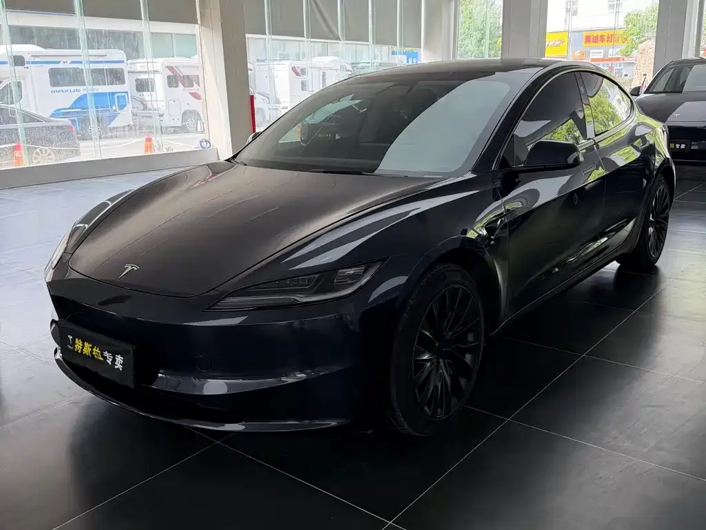 Tesla Model 3 — фото 1