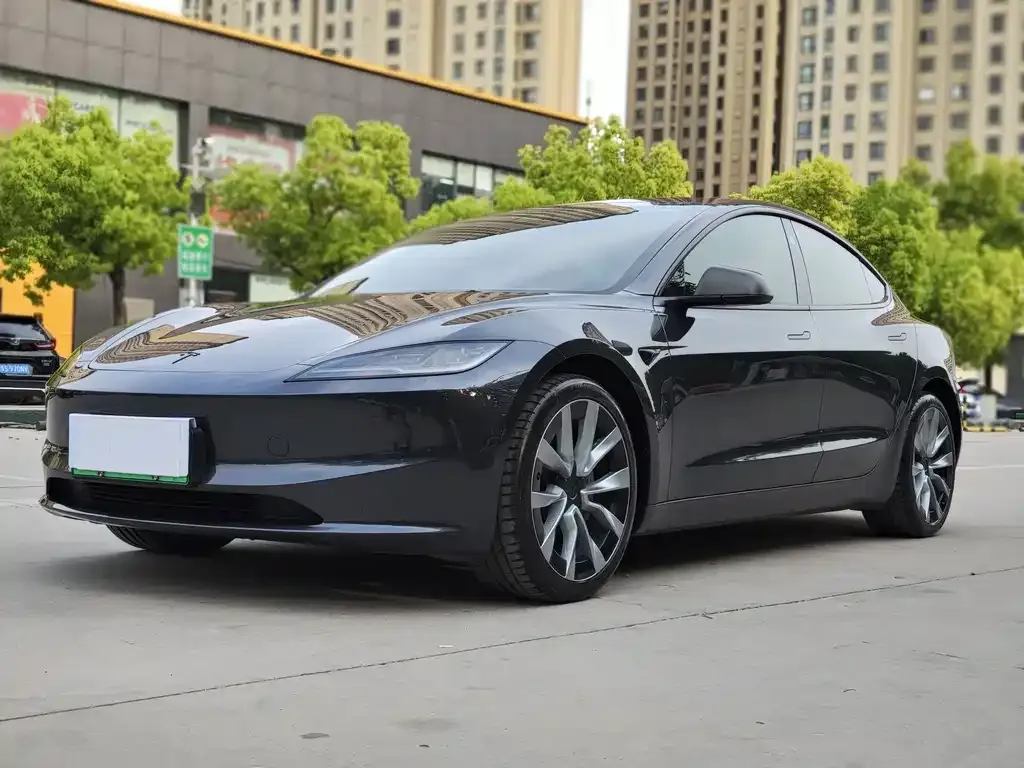 Tesla Model 3 — фото 1