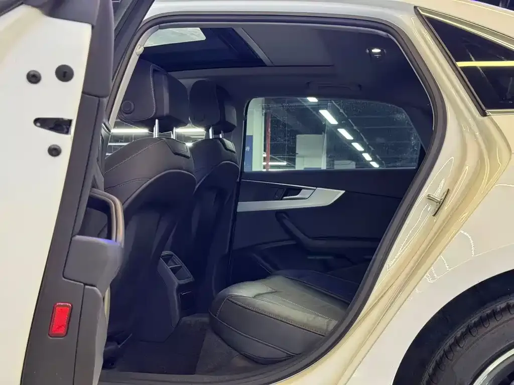 Audi A4L 2021 из CN, фото 4