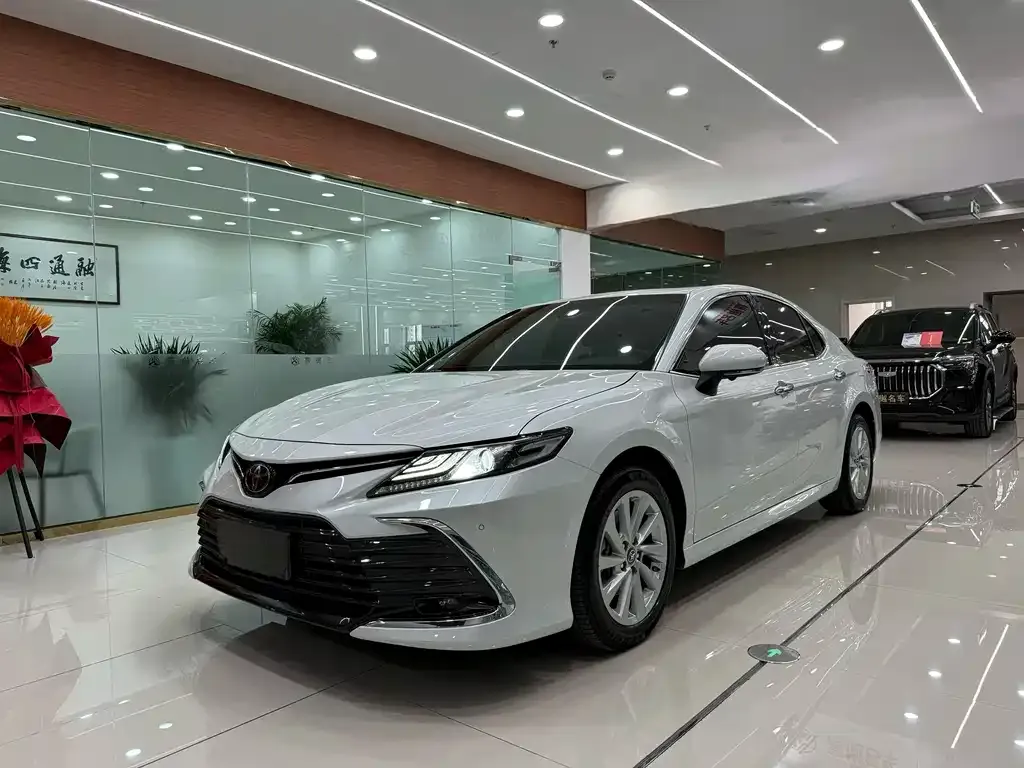 Toyota Camry — фото 1