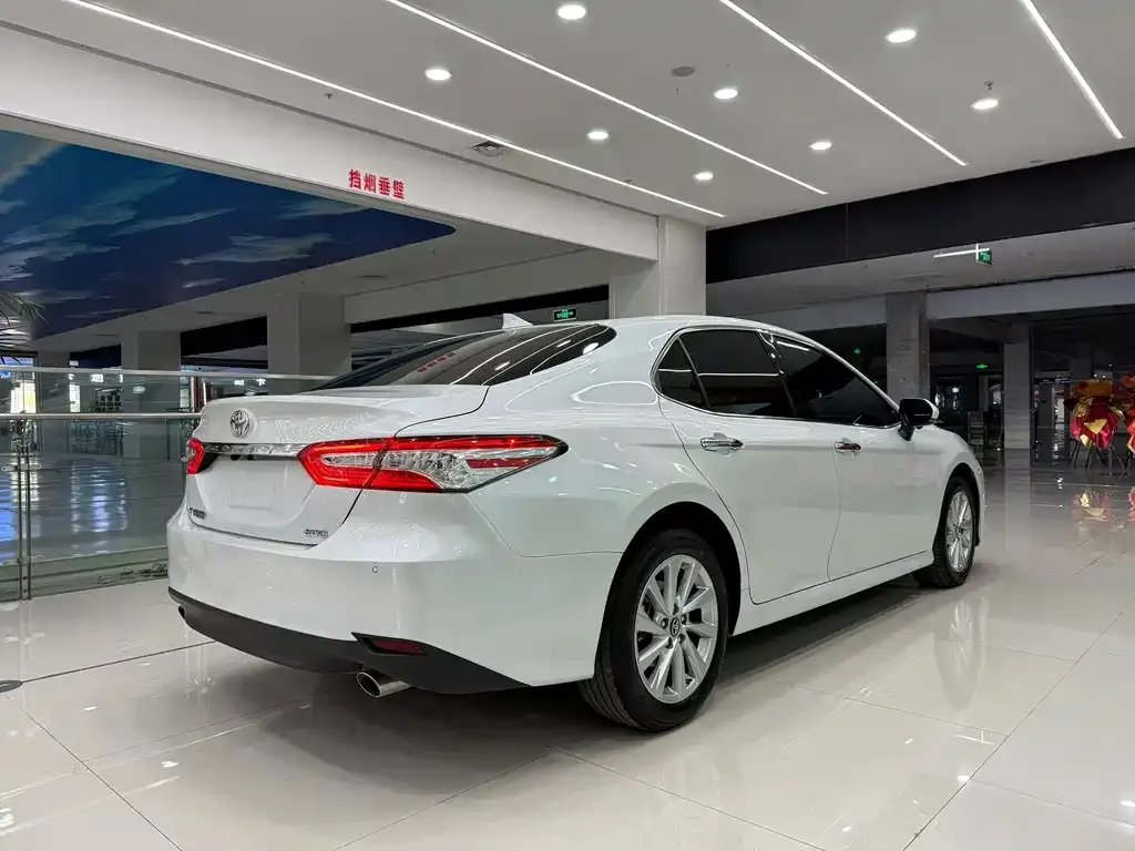Toyota Camry — фото 5