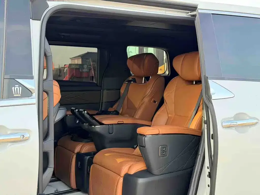 Toyota Vellfire — фото 2