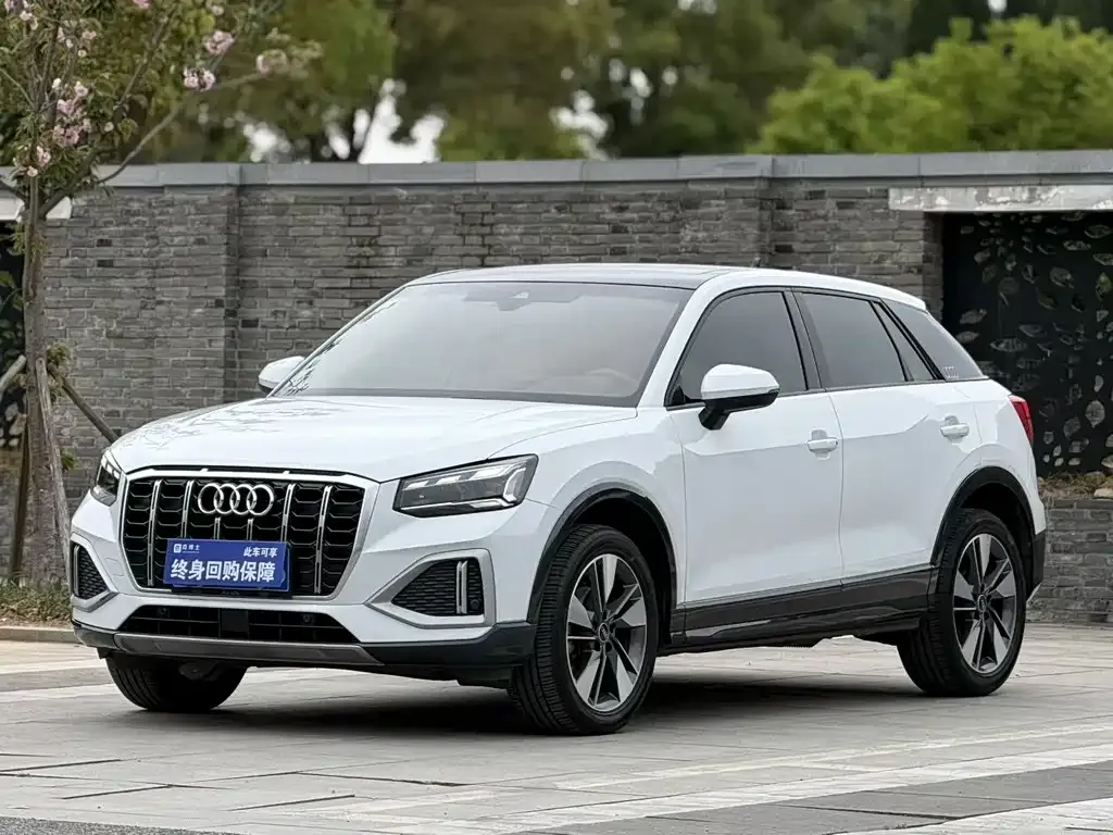Audi Q2L — фото 1