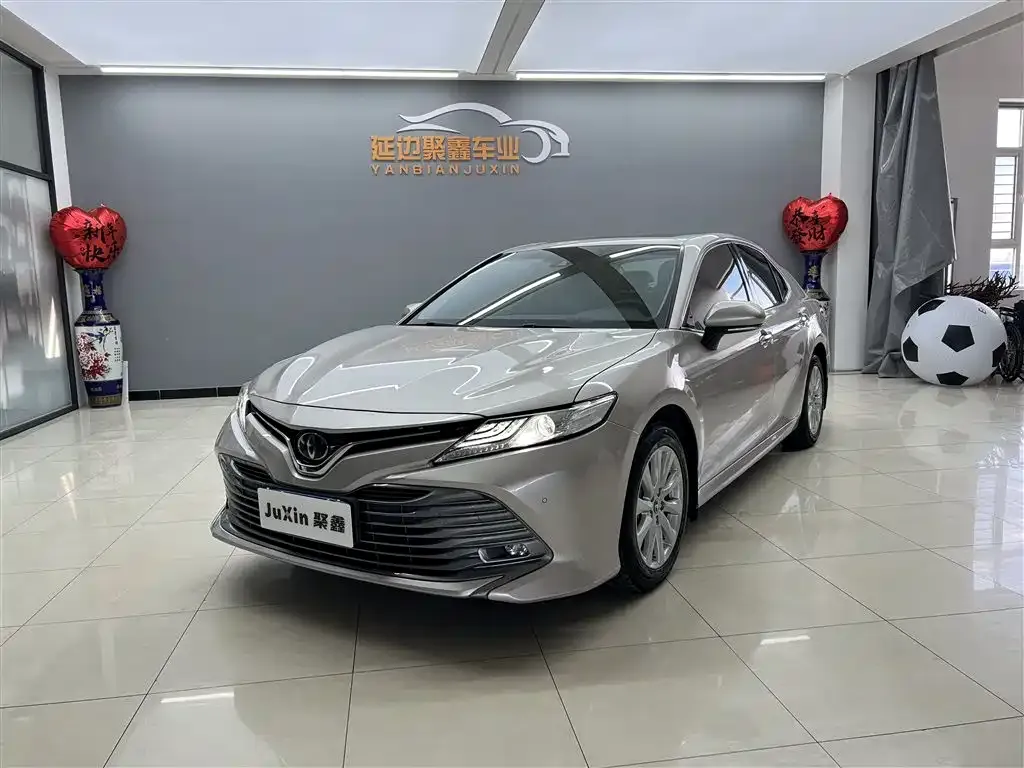 Toyota Camry — фото 1