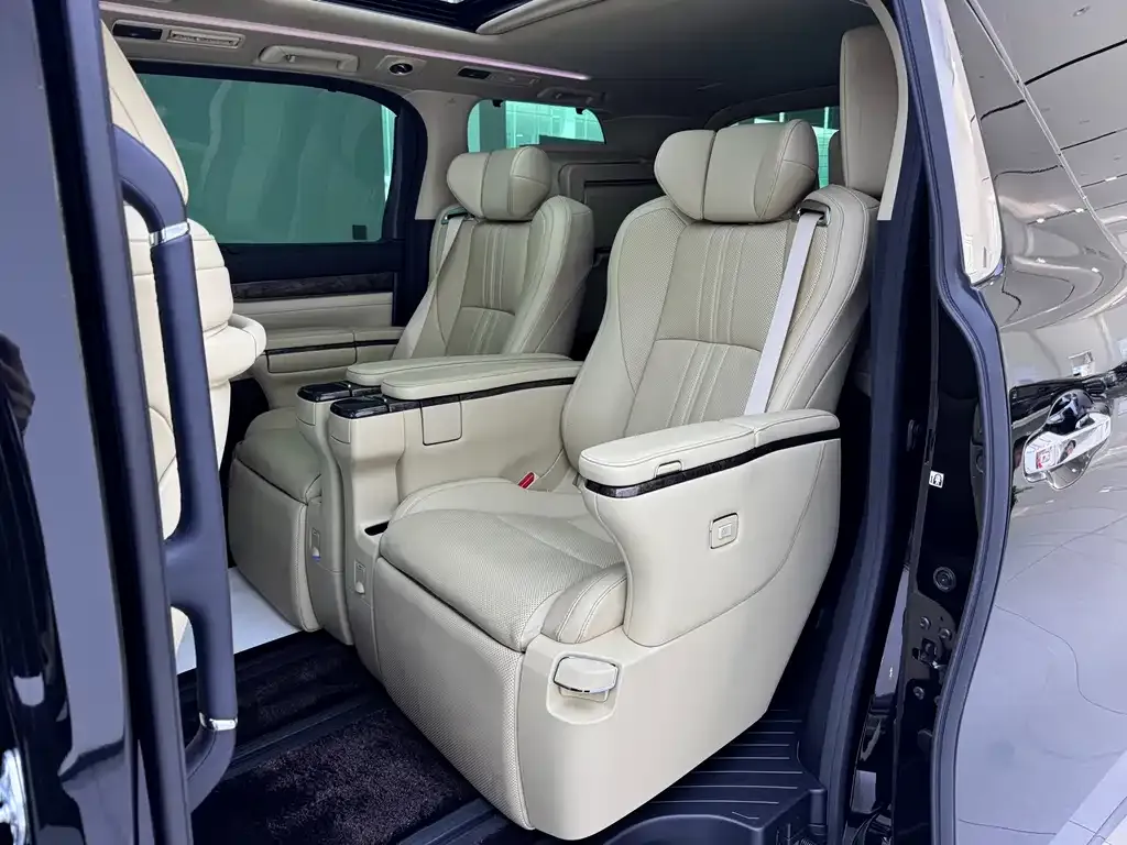 Toyota Vellfire 2023 из CN, фото 7