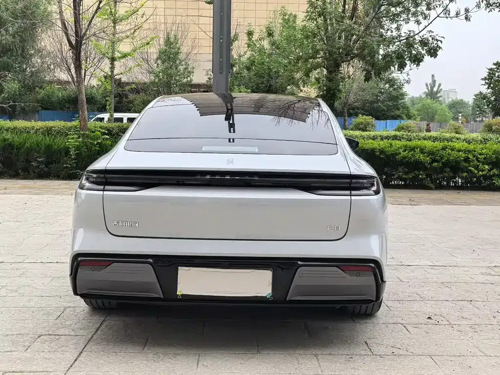 Geely Galaxy E8 — фото 3