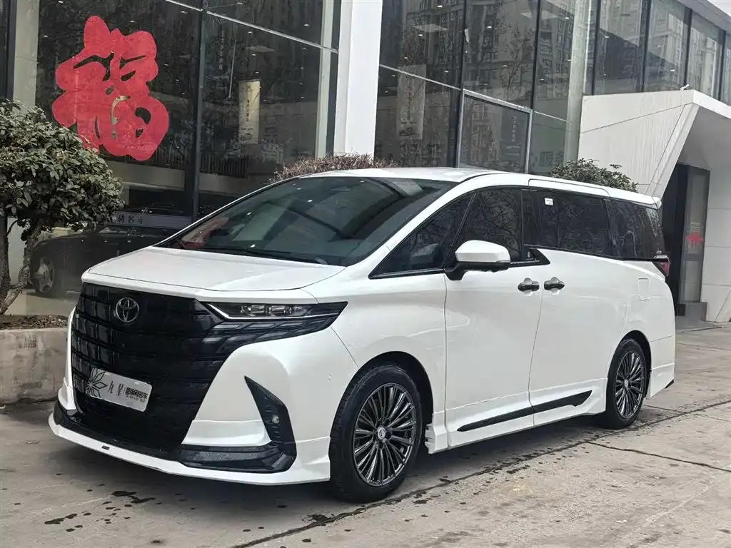 Toyota Alphard — фото 1
