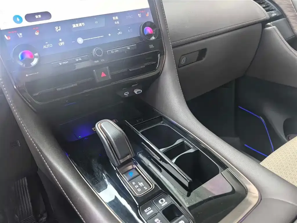 Toyota Alphard — фото 4