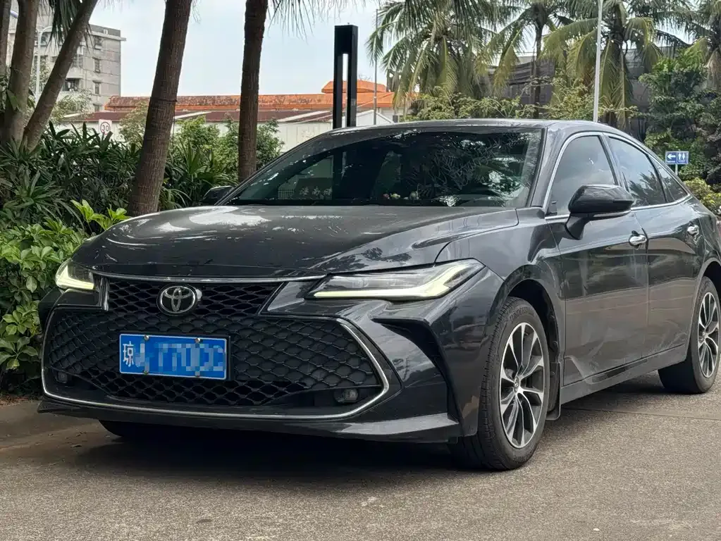 Toyota Avalon — фото 1