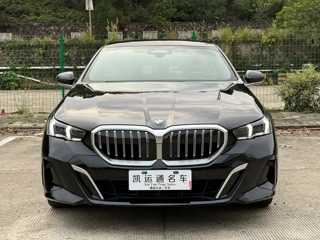 BMW 5 Series — фото 1