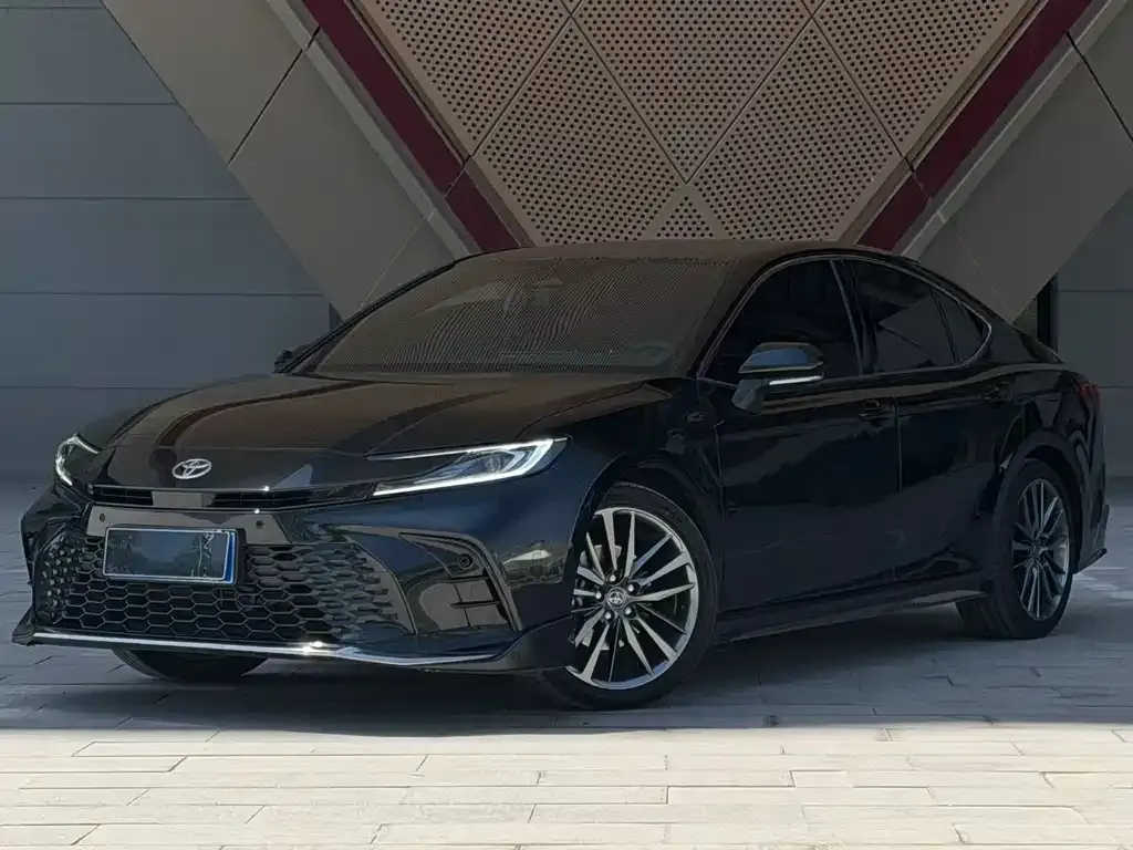Toyota Camry — фото 1