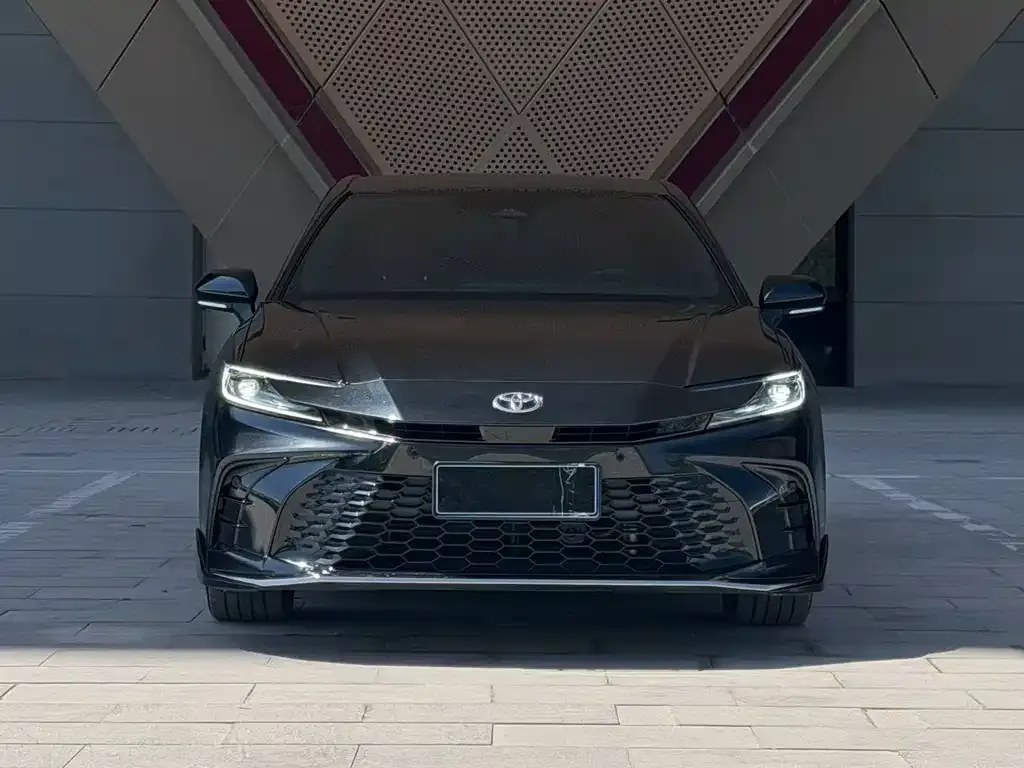 Toyota Camry — фото 3