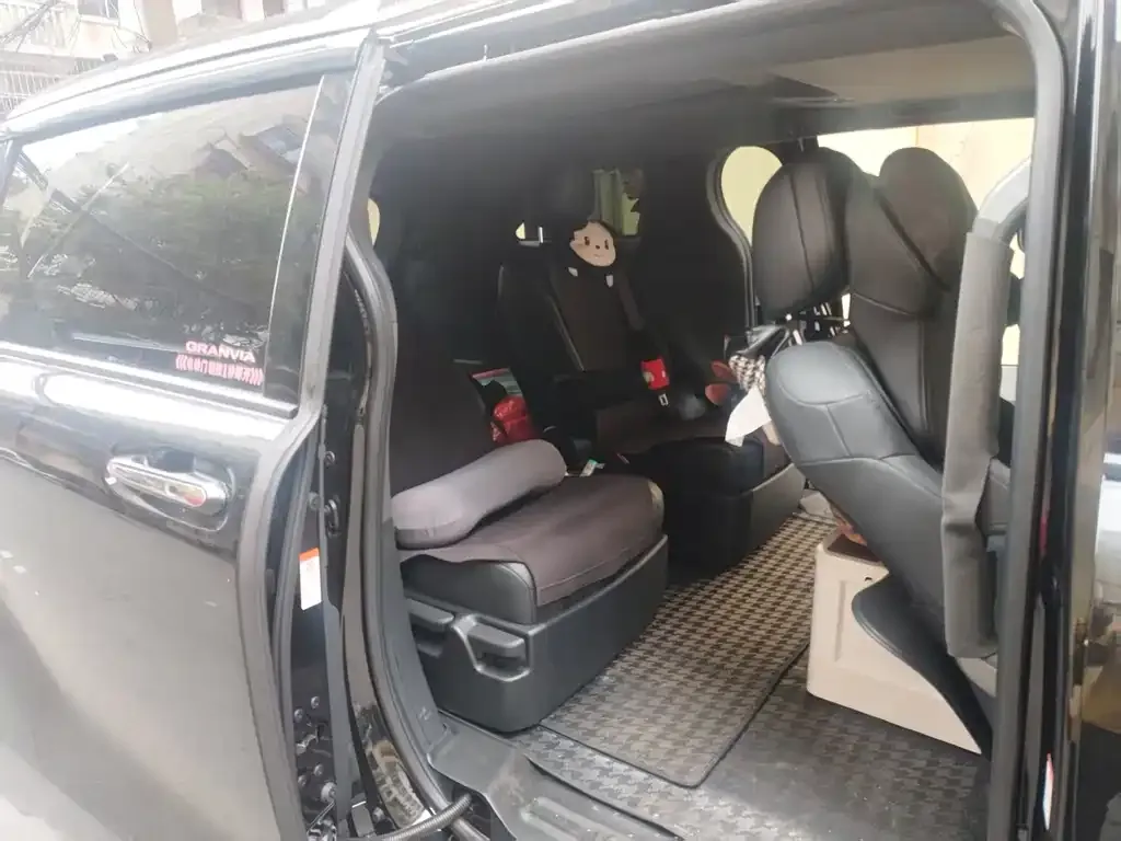 Toyota Granvia — фото 9