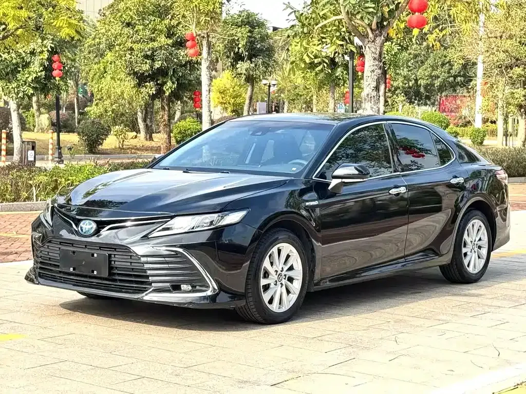 Toyota Camry — фото 1