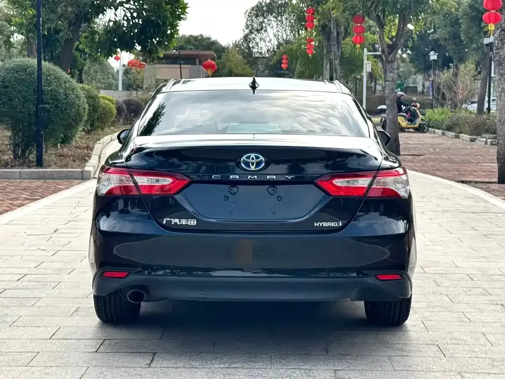 Toyota Camry — фото 2
