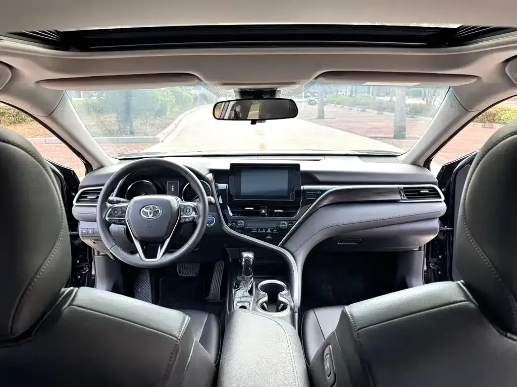 Toyota Camry — фото 3