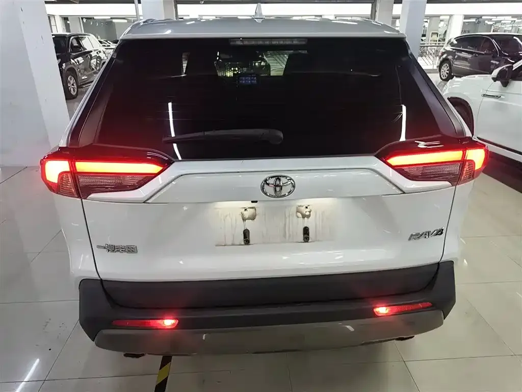 Toyota RAV4 — фото 6