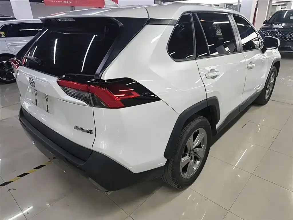 Toyota RAV4 — фото 5