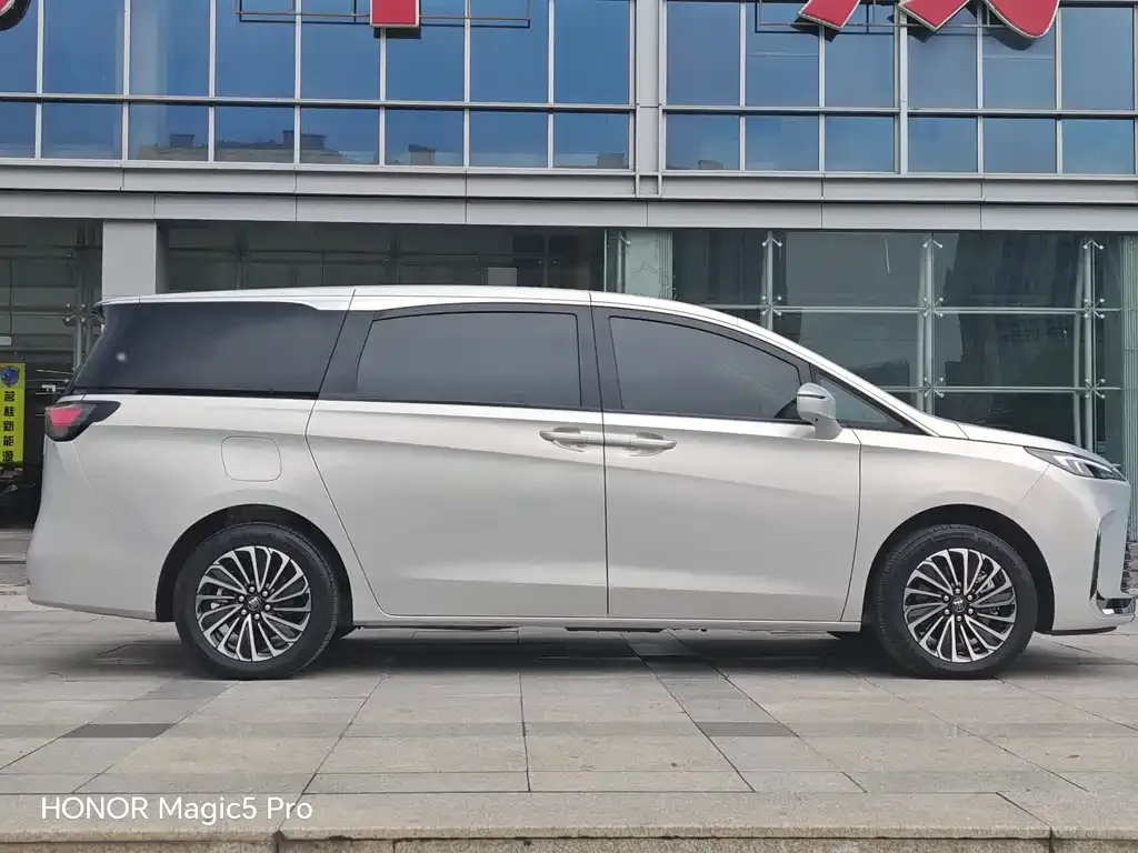 Buick GL8 Hybrid — фото 4