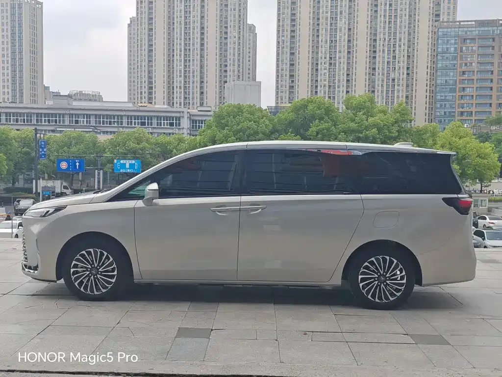 Buick GL8 Hybrid — фото 10