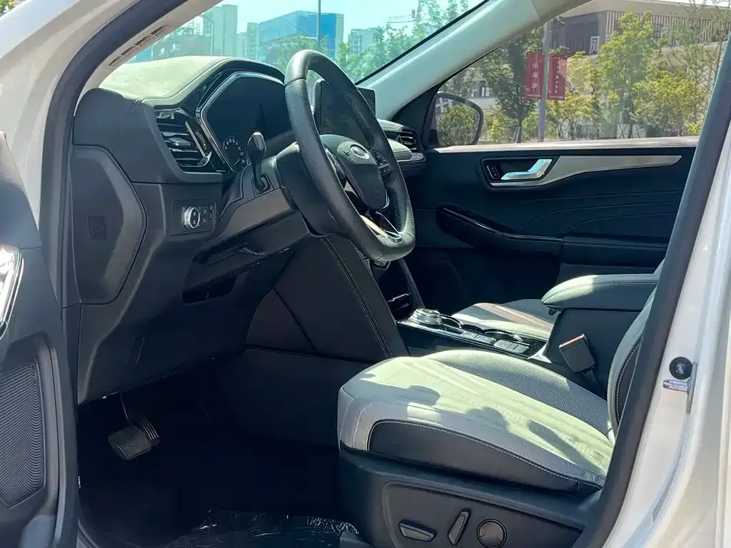 Ford Escape 2023 из CN, фото 2