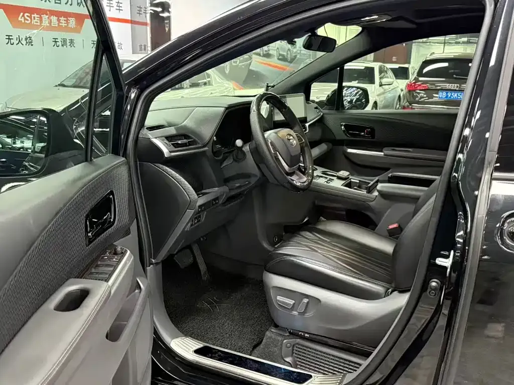 Toyota Sienna — фото 9