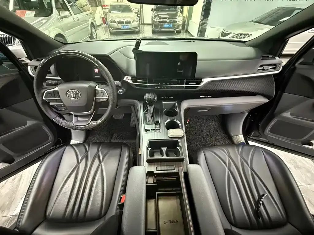 Toyota Sienna — фото 2