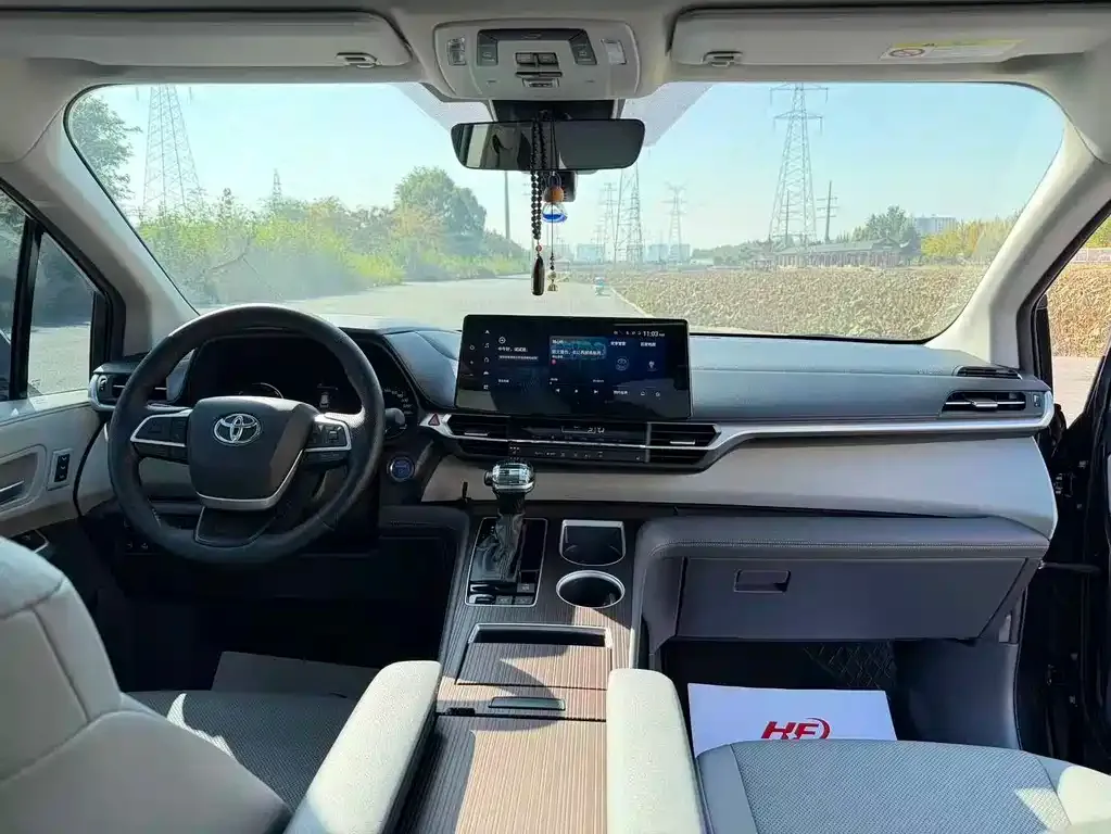 Toyota Granvia — фото 3