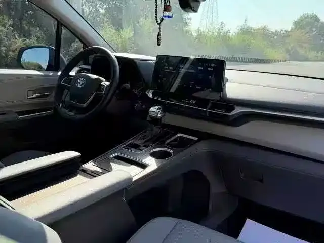 Toyota Granvia — фото 2