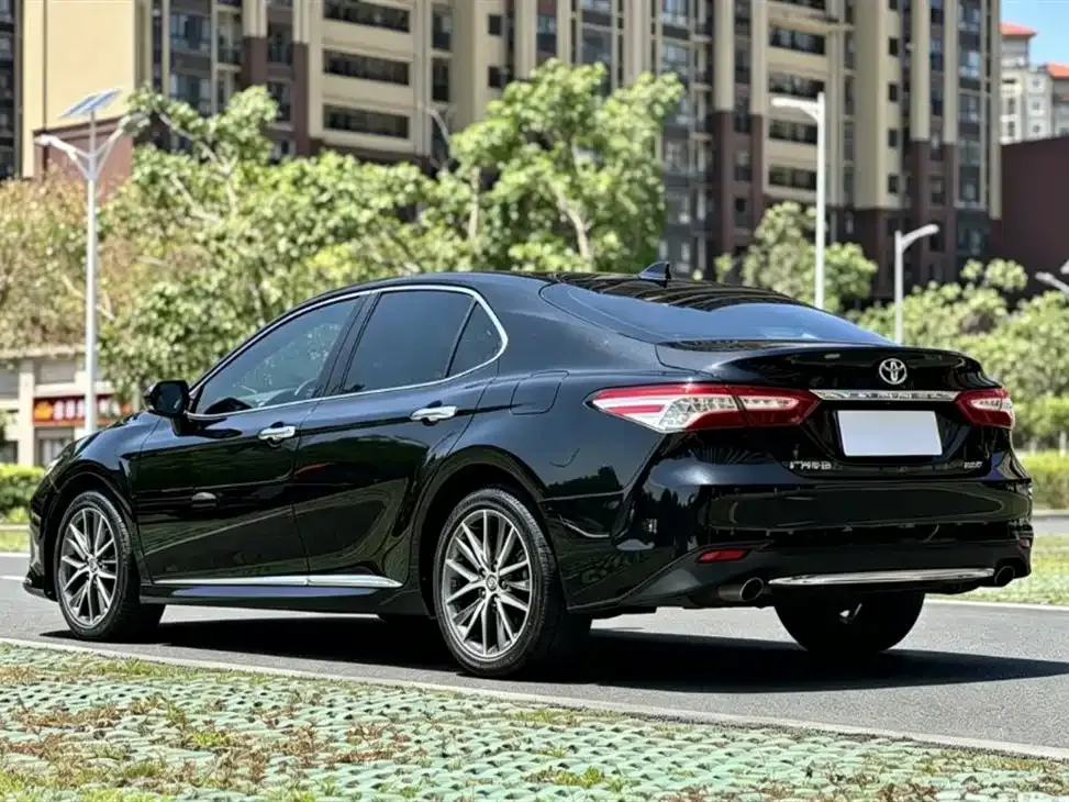 Toyota Camry — фото 5