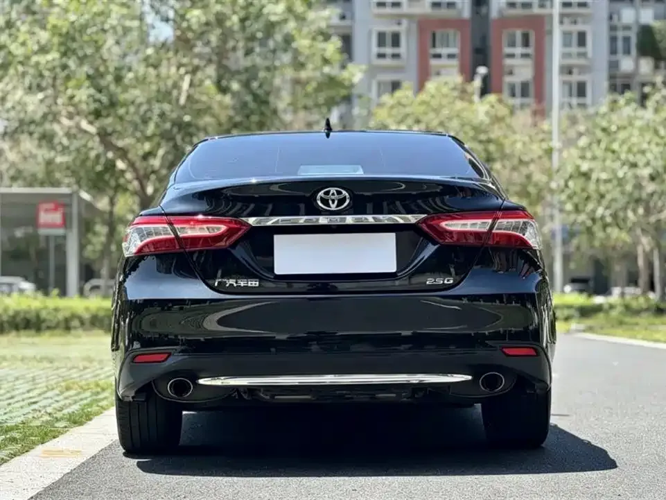 Toyota Camry — фото 2