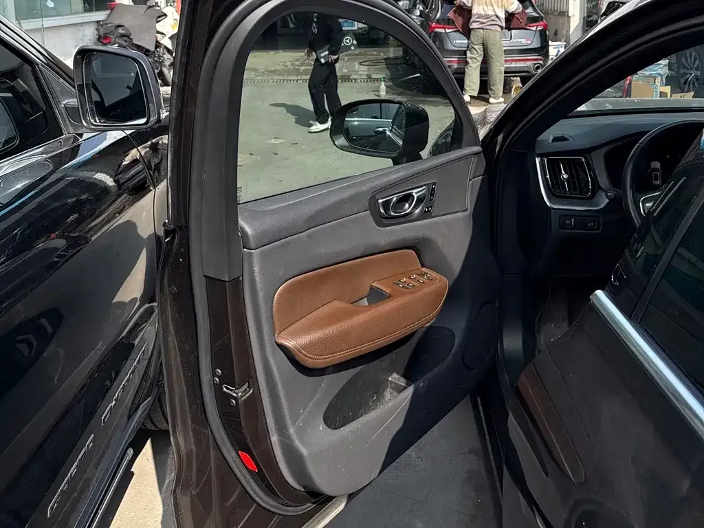 Volvo XC60 2022 из CN, фото 8