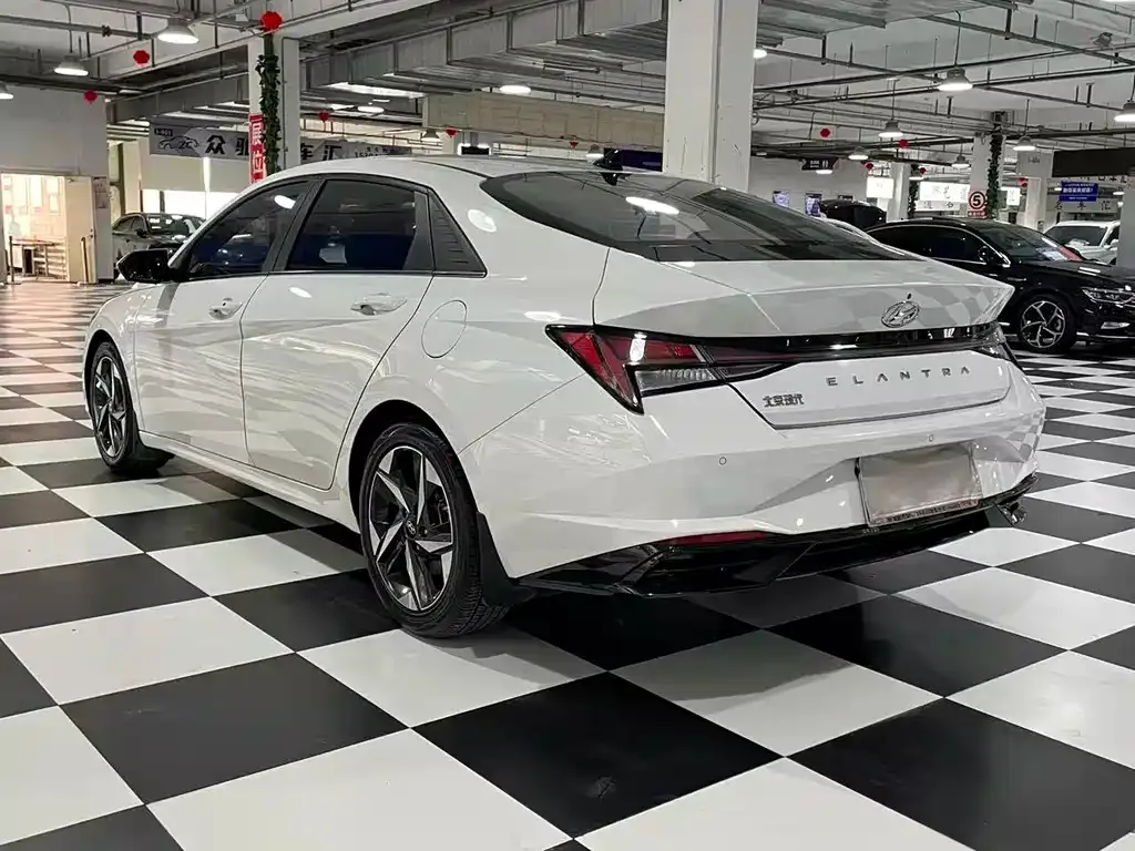 Hyundai Elantra — фото 3