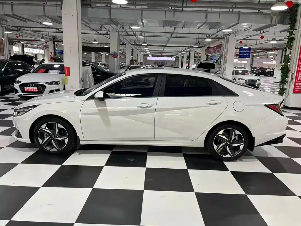 Hyundai Elantra — фото 8