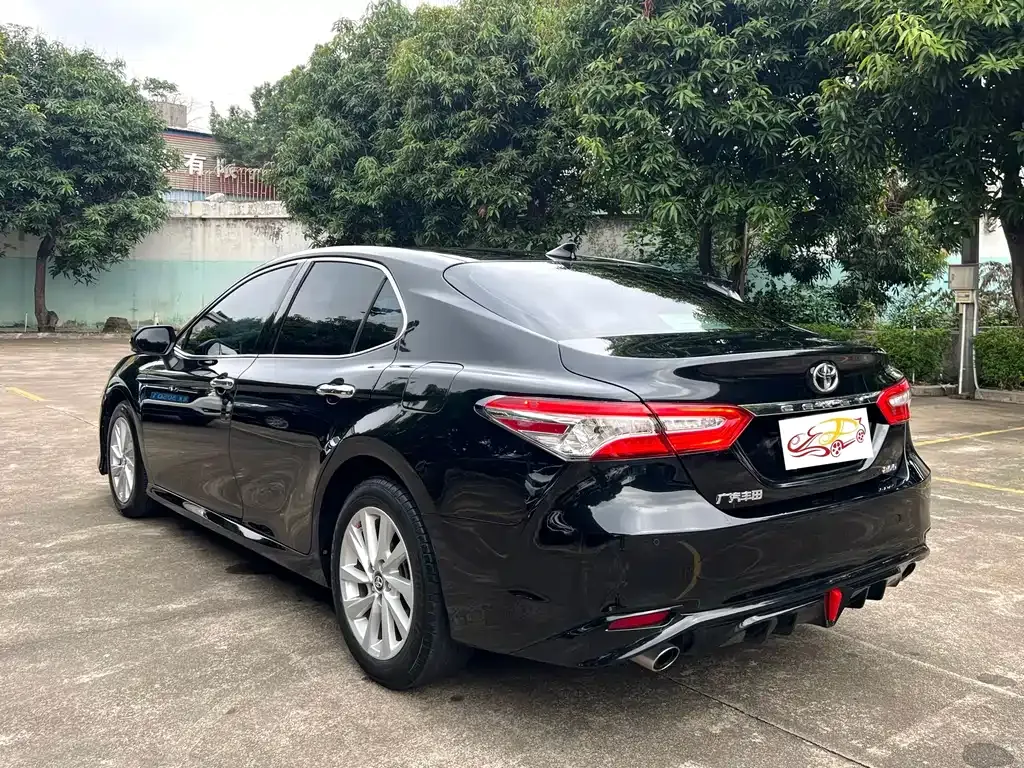 Toyota Camry — фото 5