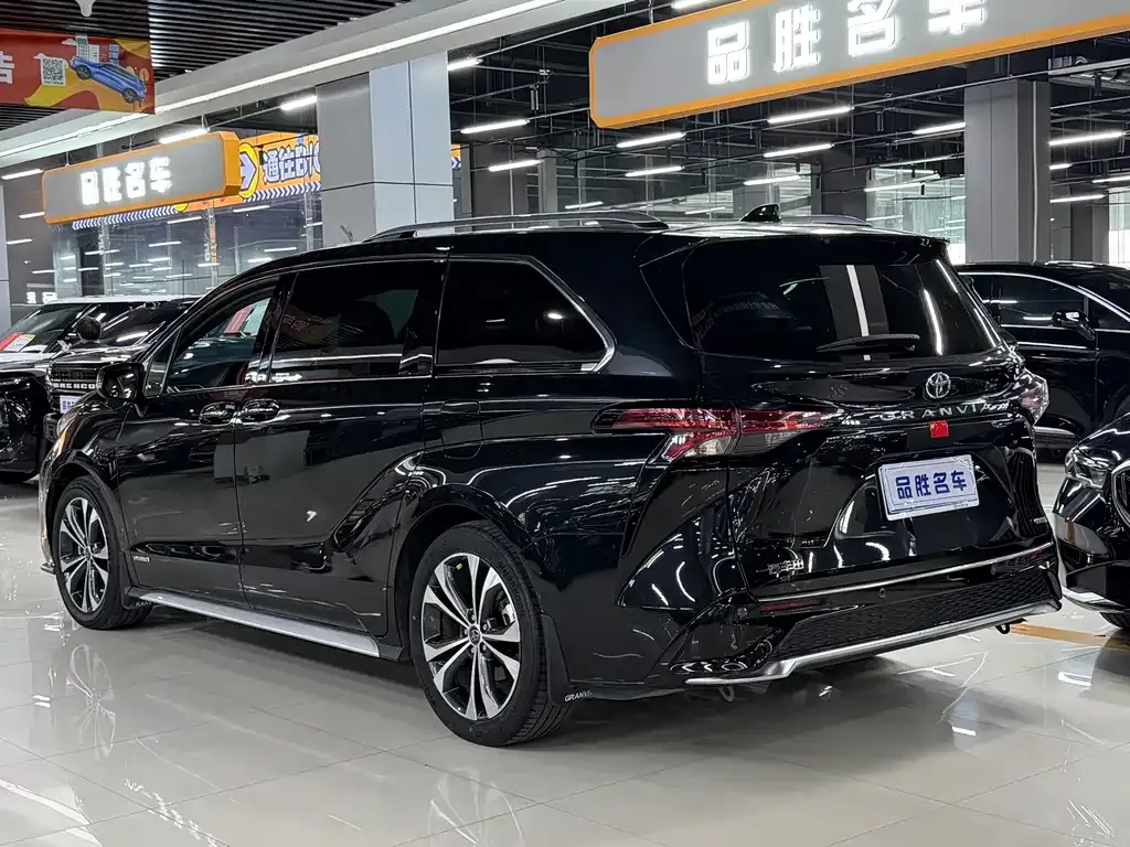 Toyota Granvia 2023 из CN, фото 3