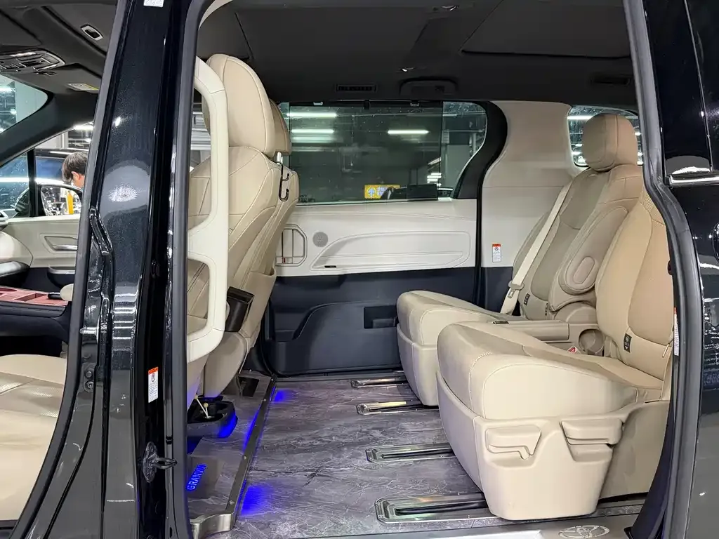 Toyota Granvia 2023 из CN, фото 8