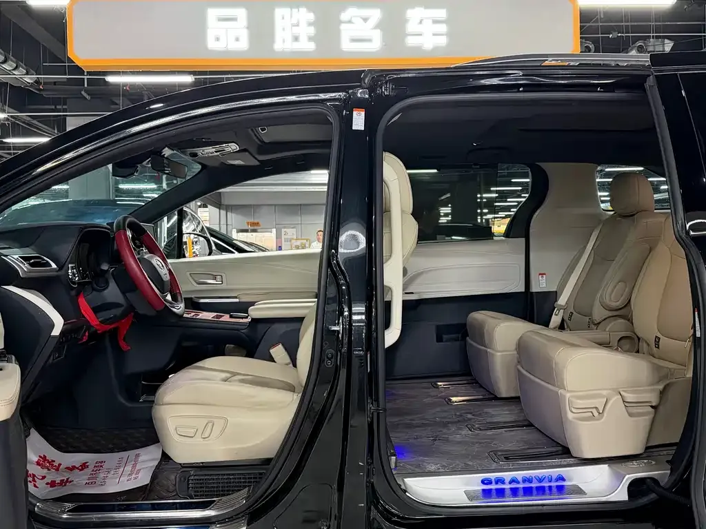 Toyota Granvia 2023 из CN, фото 6
