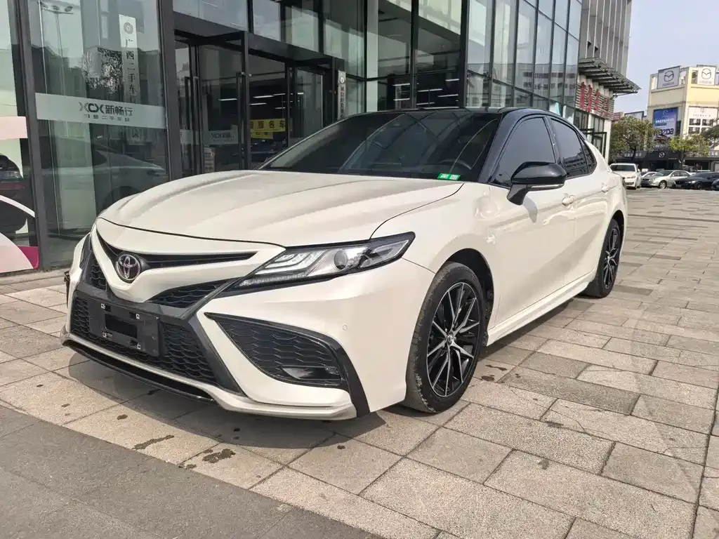 Toyota Camry — фото 1