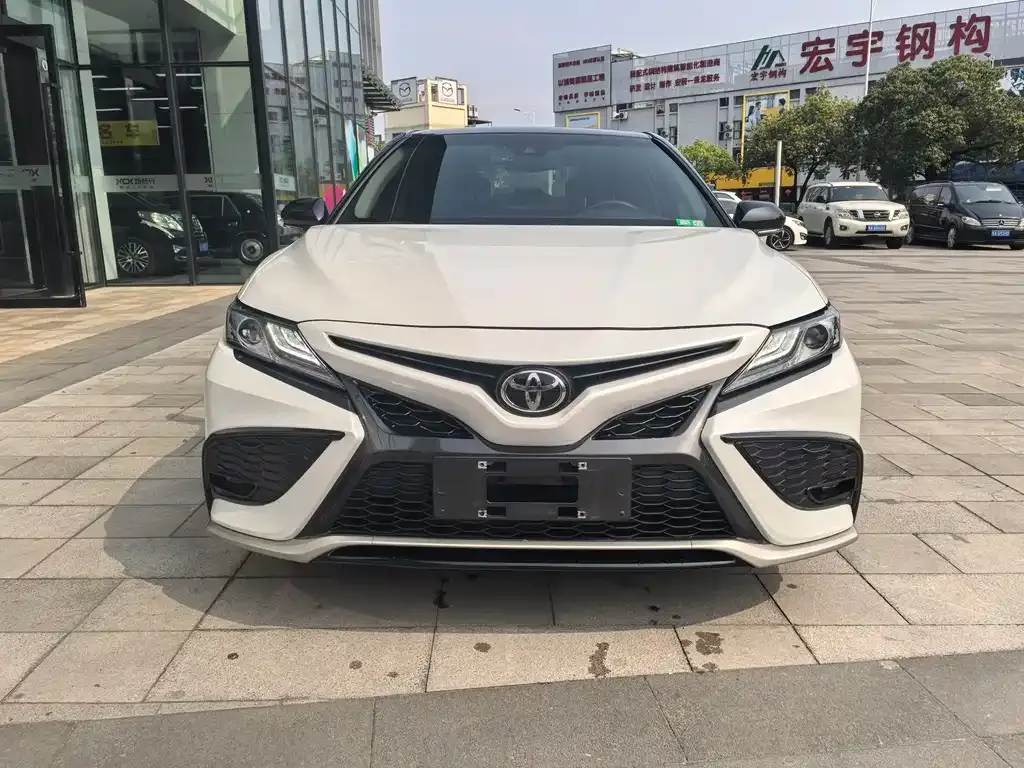 Toyota Camry — фото 9