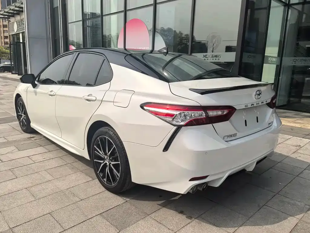 Toyota Camry — фото 10