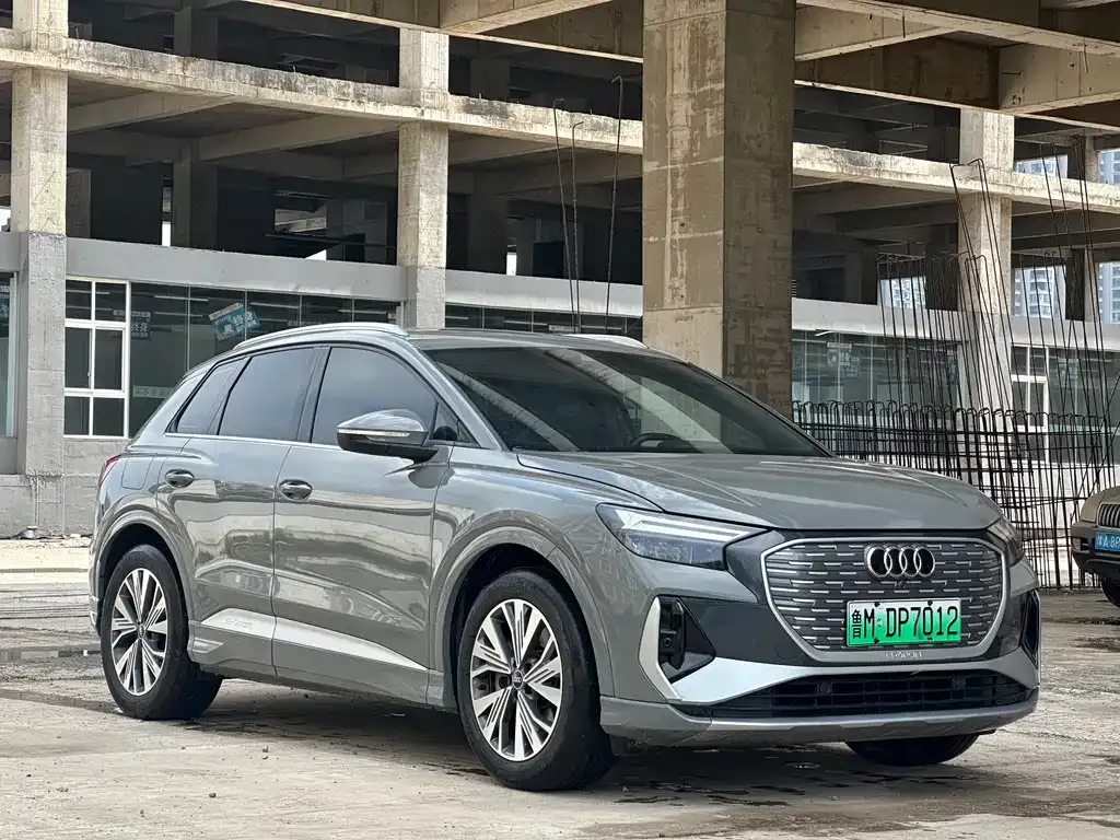 Audi Q4 e-tron — фото 1