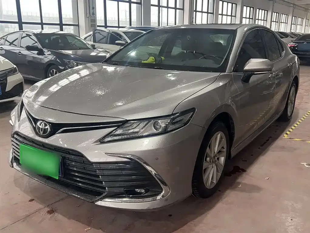 Toyota Camry — фото 1