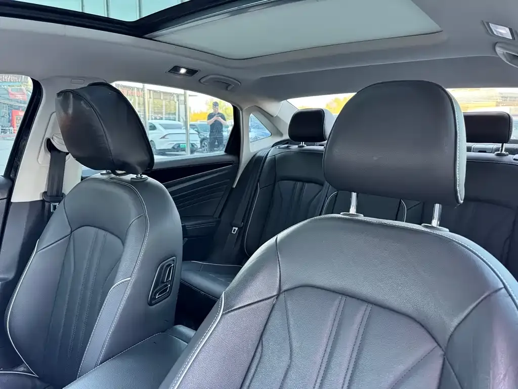 Volkswagen Passat 2022 из CN, фото 2