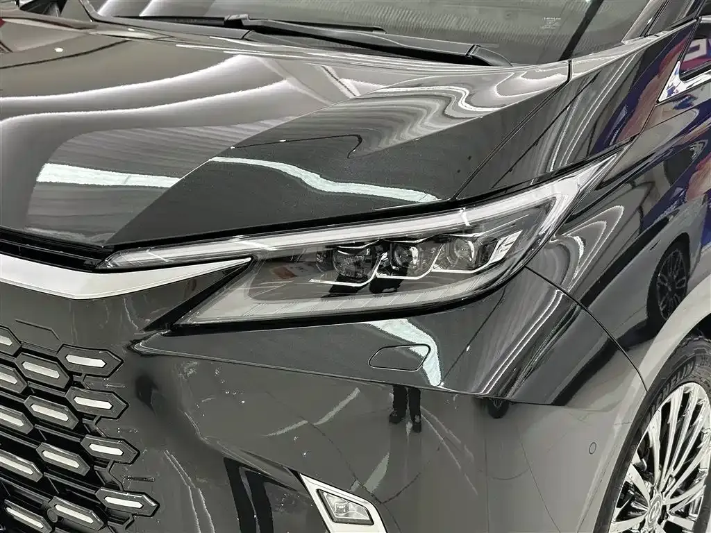 Lexus LM — фото 3