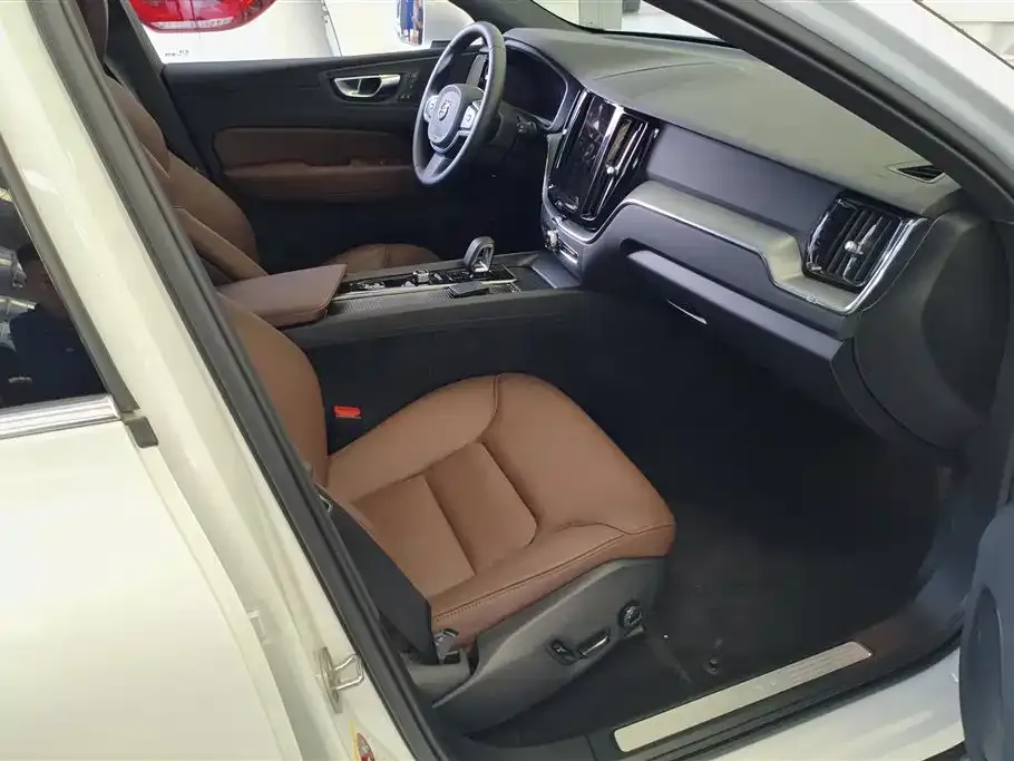 Volvo XC60 2025 из CN, фото 5