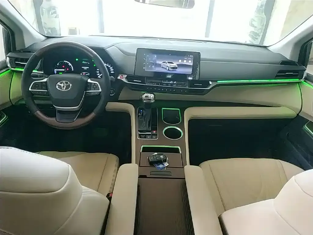 Toyota Sienna 2025 из CN, фото 2